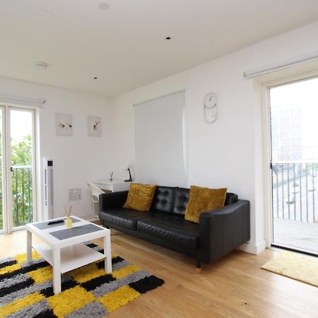 Spacious & Modern 1 Bedroom Close To Station In E16 Londres Extérieur photo